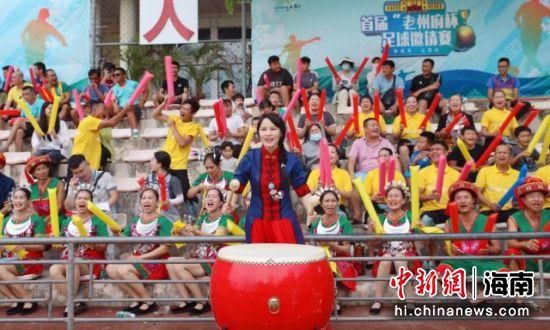 美女扒开腿让男生捅