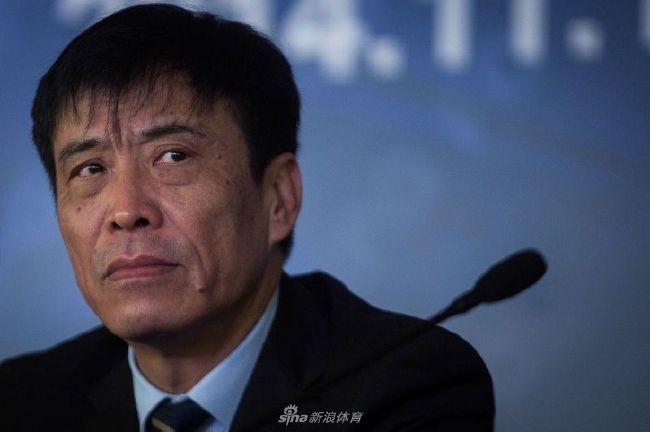 少妇肉丝短裙撅臀娇喘