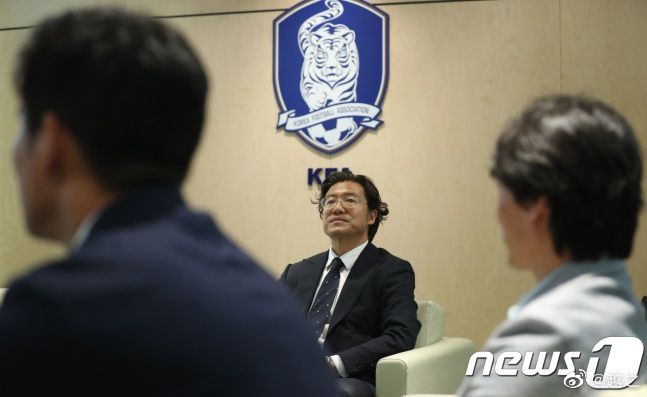 女仆开腿露出隐私